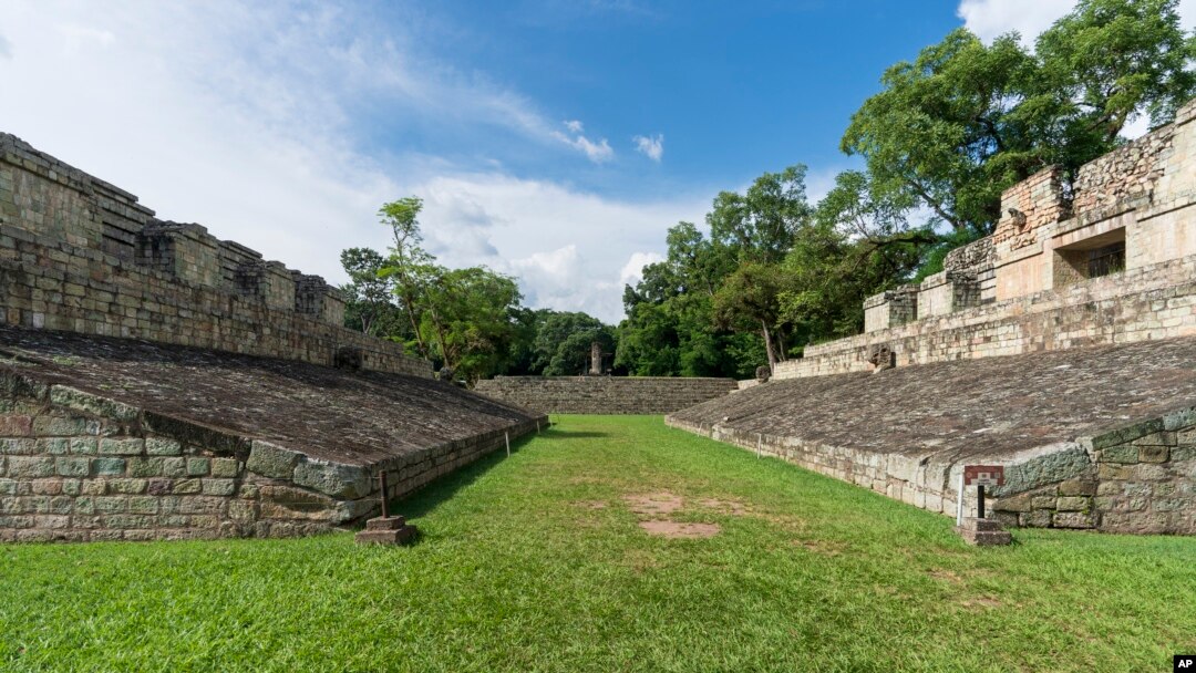 El Juego de la Bola se observa en la Acrópolis de Copán, un antiguo sitio maya en el oeste de Honduras, el sábado 23 de septiembre de 2023.