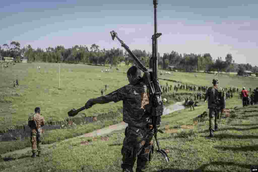 An Ethiopian National Defence Forces (ENDF) soldier carries a DShK 1938, a Soviet heavy machine gun, on his back during training in the field of Dabat, 70 kilometers Northeast of the city of Gondar, Ethiopia.