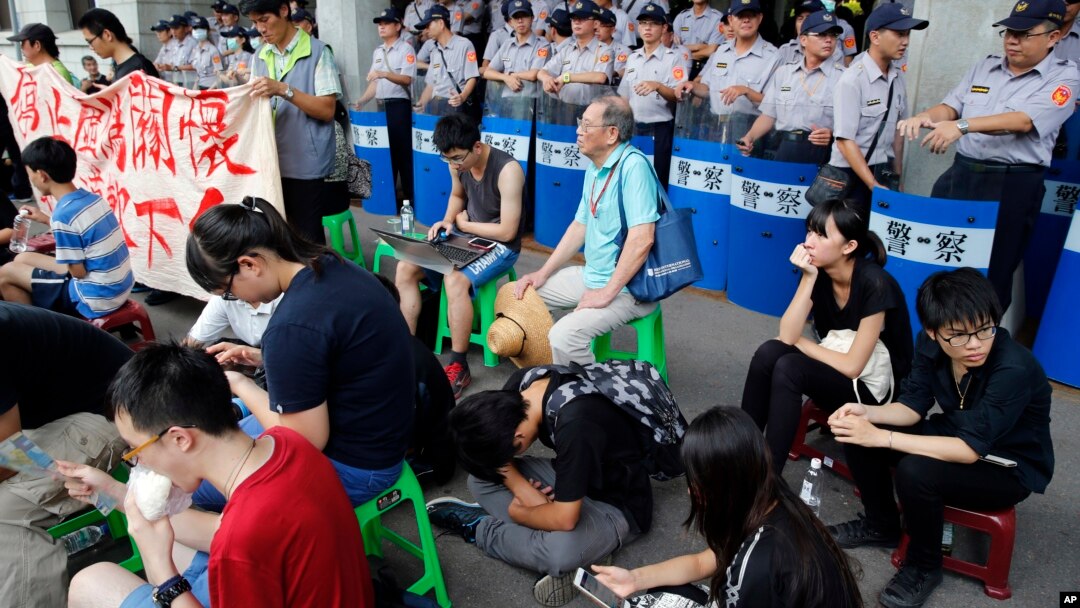 Student protesters against changes to their curriculum occupy the area inside the gates of the Ministry of Education in Taipei, Taiwan, Friday, July 31, 2015.