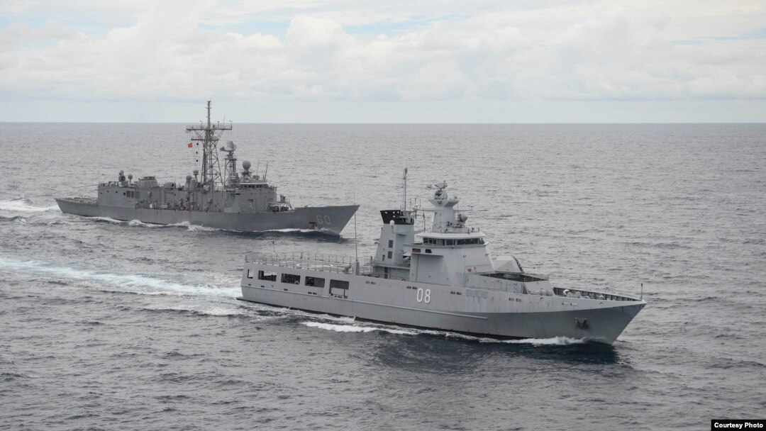 2014年11月12日奧利弗•哈澤德•佩里級導彈護衛艦USS羅德尼•M•戴維斯（FFG60）(左一)和文萊皇家海軍萊達魯薩蘭國級近海巡邏艦KDB Darulaman（PV08）在南中國海合作參與水上戰備和訓練 (美國海軍圖片)