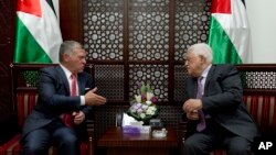 ملک عبداﻟله دوم پادشاه اردن (چپ) حدود ۲ ساعت در رام اﻟله با محمود عباس رئیس تشکیلات خودگردان فلسطینی گفت‌وگو کرد - ۱۶ مرداد ۱۳۹۶ 