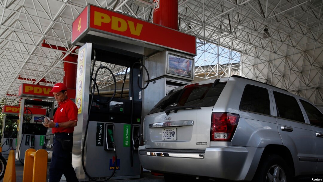 Hacer fila para conseguir gasolina también es un común denominador en el país suramericano. 