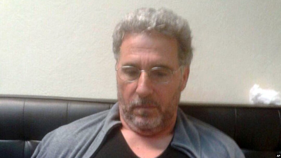 En esta foto tomada el domingo, 3 de septiembre, de 2017, se ve a un hombre identificado por la policía italiana como el fugitivo Roco Morabito, tras ser arrestado en Montevideo, Urugauy.