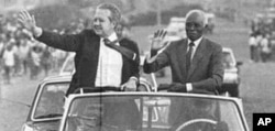Mário Soares, com Aristides Pereira, durante uma visita a Cabo Verde, em 1986