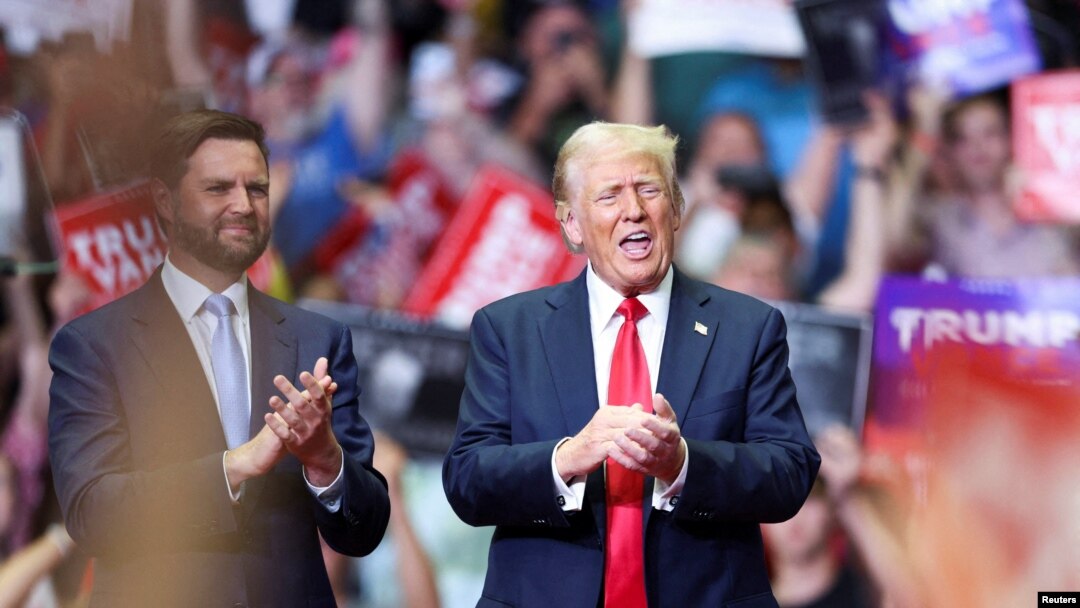 El expresidente Donald Trump junto a su compañero de fórmula J.D. Vance durante un acto de campaña presidencial en Grand Rapids, Michigan, el 20 de julio de 2024.