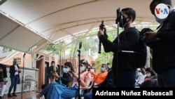 Periodistas venezolanos cubren una rueda de prensa del líder opositor Juan Guaidó en Caracas, Venezuela. Abril 29, 2021.