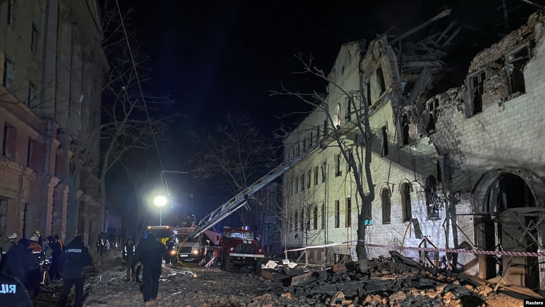 Rescatistas y agentes de policía trabajan en el lugar de un edificio residencial gravemente dañado por un ataque con misiles rusos, en medio del ataque de Rusia contra Ucrania, en Kharkiv, Ucrania, el 17 de enero de 2024. REUTERS/Vitalii Hnidyi