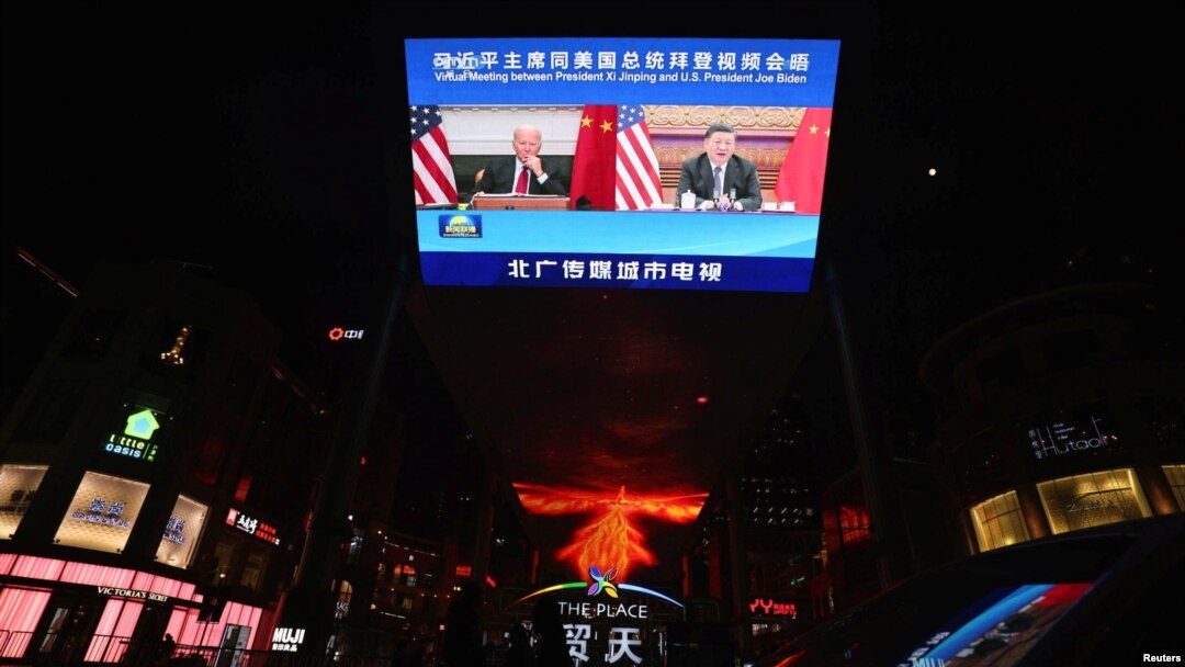 2021年11月16日，北京的戶外顯示屏上播放中國中央電視台有關國家主席習近平與美國總統拜登視頻會議的報導。