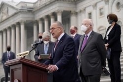 El líder de la minoría demócrata en el Senado, Chuck Schumer, habla durante una conferencia de prensa el 22 de octubre de 2020.