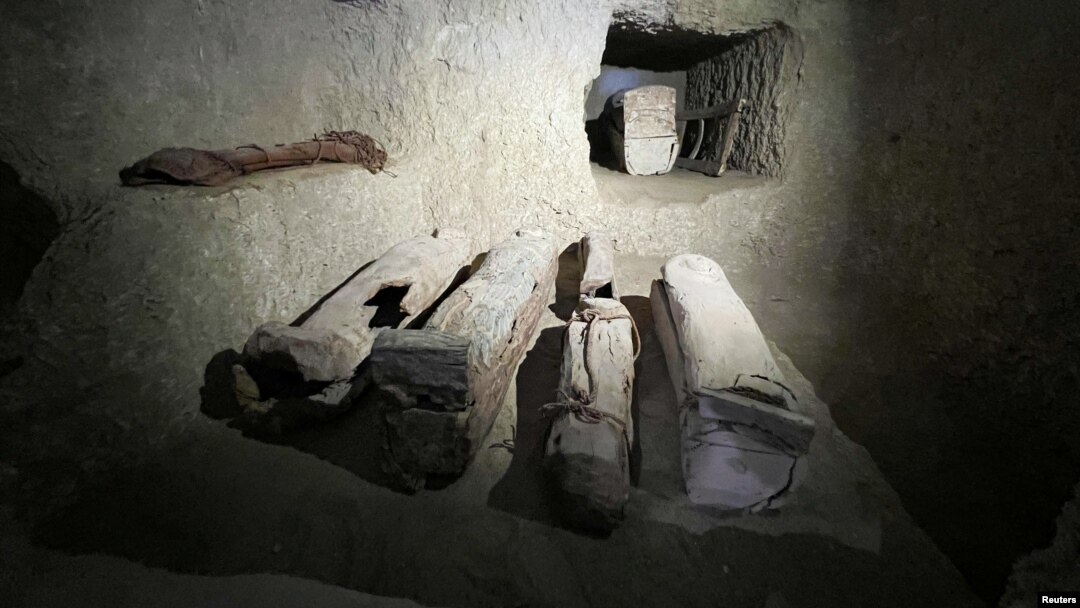 تابوتەکانی دارلە نزیک پەرستگاکانی فیرعەون حەتشەپسوت لە دێر ئەلبەحر لە شاری لوکسۆر