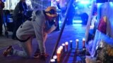 2025年1月2日，一名男子在路易斯安那州新奥尔良波旁街设立的纪念碑前表达悼念。美国​​联邦调查局周四表示，一名效忠伊斯兰国圣战组织的美国陆军老兵很可能是单独行动，他驾驶卡车袭击了新奥尔良新年狂欢人群，造成至少14 人死亡，数十人受伤。