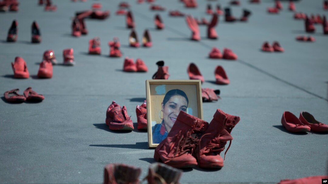 Una foto de Eugenia Machuca, una mujer asesinada en México, sirve de referente para una protesta contra la violencia hacia las mujeres.