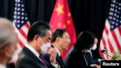 中共中央政治局委員楊潔篪（中）在阿拉斯加美中高層會談上正在進行他的16分鐘講話，其中包括“中國人不吃這一套”。（2021年3月18日）