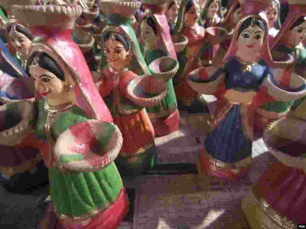 Clay dolls are among the trinkets people like to buy during the Diwali festival. (Aru Pande/VOA)