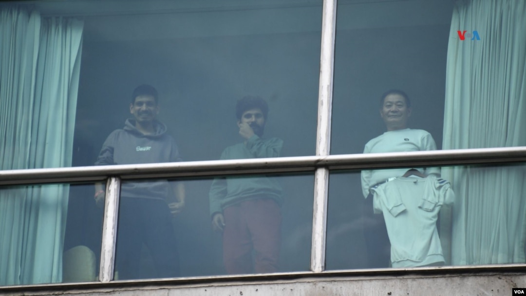 ARCHIVO - Migrantes deportados desde EEUU pueden verse junto a las ventanas de un hotel donde son albergados en Ciudad Panamá, el 18 de febrero de 2025.
