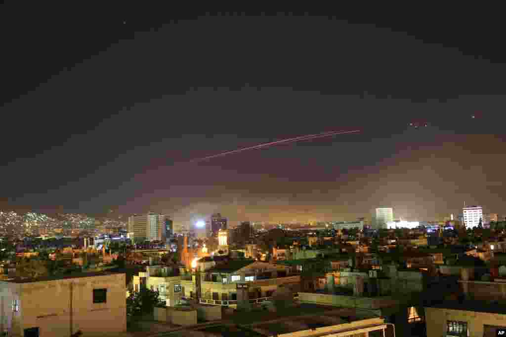 Yadda sararin samaniyan birnin Damascus ya yi haske a lokacin da Amurka da kawayenta ke kai hari a Syria
