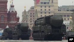 "Topol-M" ballistik raketalari paradda, Moskva.