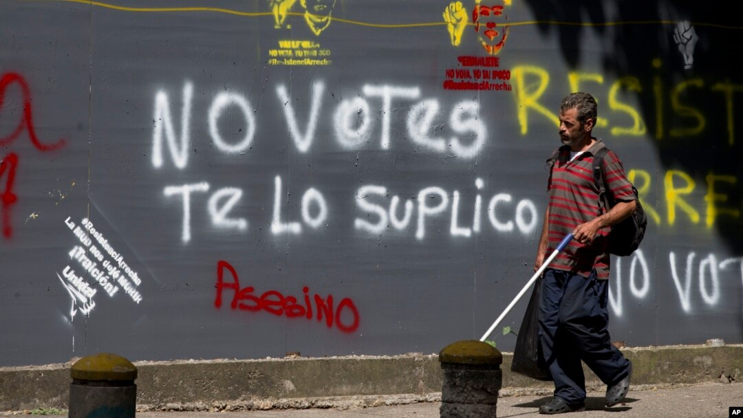 Según la oposición, a 1,8 millones de electores se les prohibió ejercer su derecho al voto por múltiples motivos y más de 700.000 fueron migrados de sus centros electorales a solo horas de los comicios. 