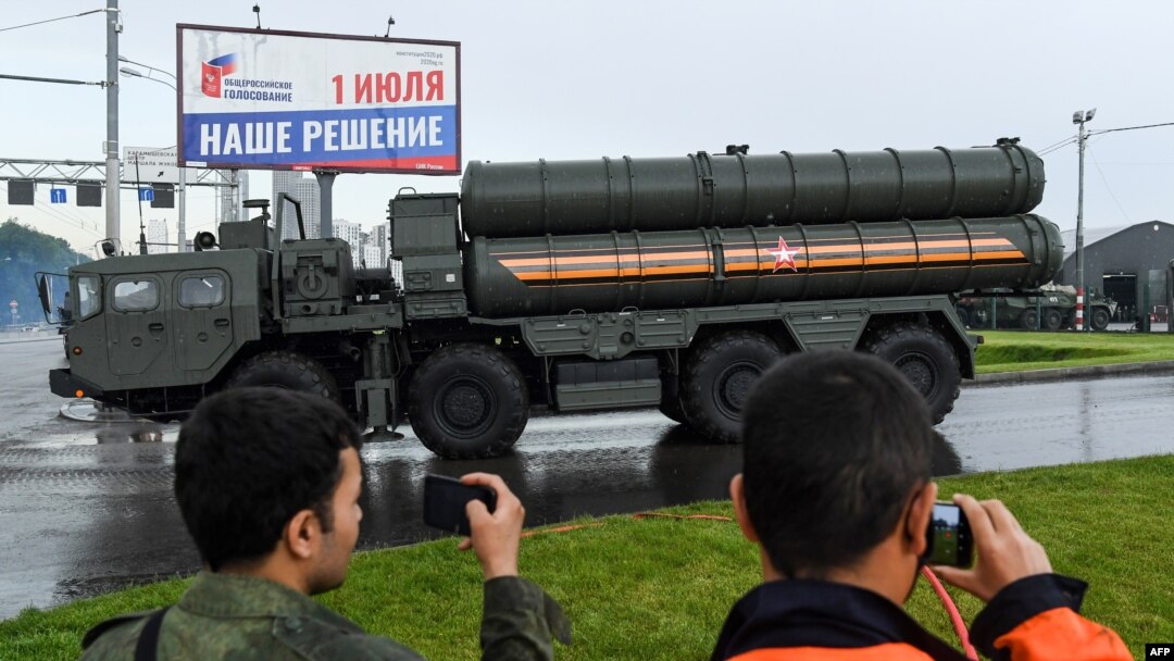 Russian S-400 surface-to-air missile launchers take part in a second night of rehearsals for the WWII Victory Parade in Moscow on June 18, 2020.