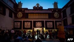 拉薩大昭寺外面的朝聖者（法新社2016年9月10日）