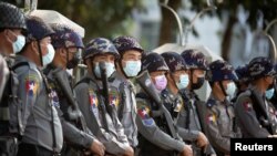 'Yan sanda cikin shirin dakile boren masu zanga zangar juyin mulki da aka yi a Yangon, Myanmar, Fabrairu. 4, 2021. 