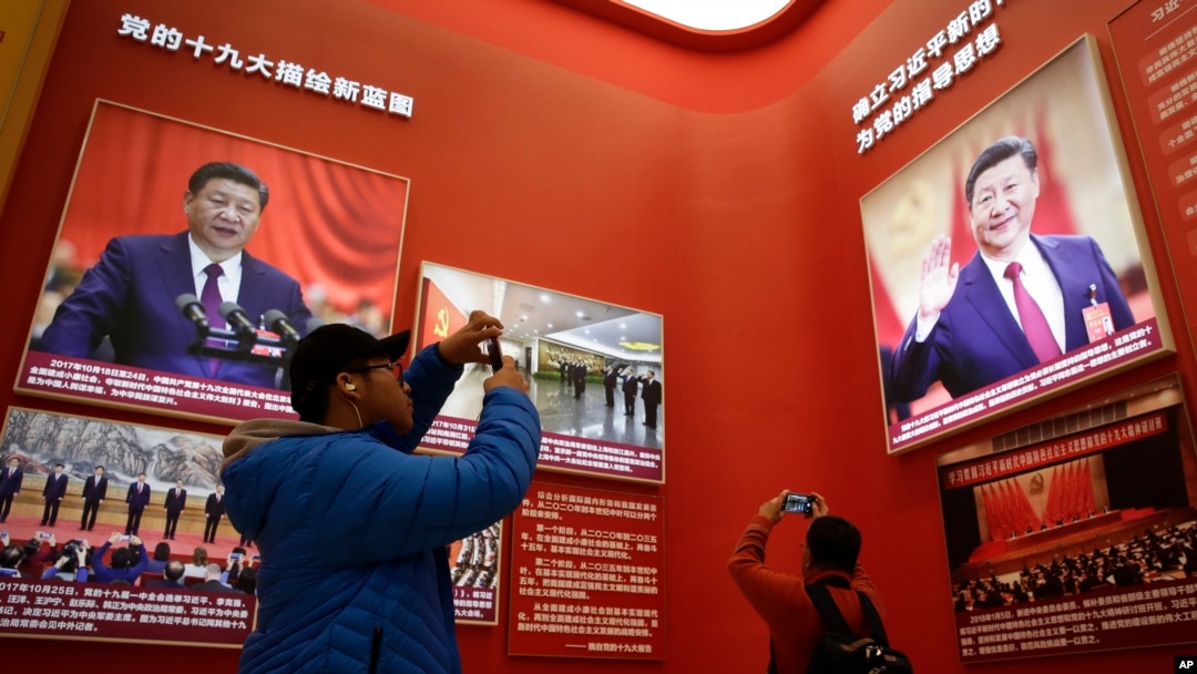 2018年11月15日，北京中國國家博物館舉辦中國改革開放40週年展覽突出習近平主席，參觀者用手機拍照。