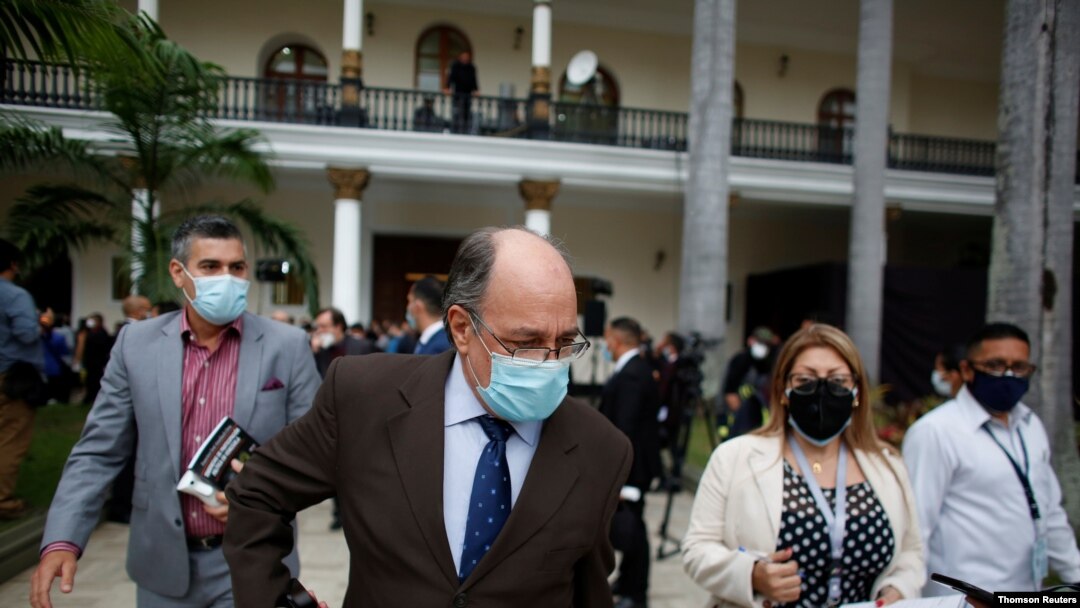 Pedro Calzadilla, nuevo rector del Consejo Nacional Electoral, es visto al final de la sesión extraordinaria de la Asamblea Nacional de Venezuela en Caracas, el 4 de mayo de 2021.