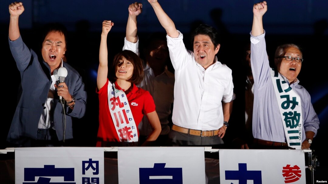 安倍晉三(右二)出席拉票活動