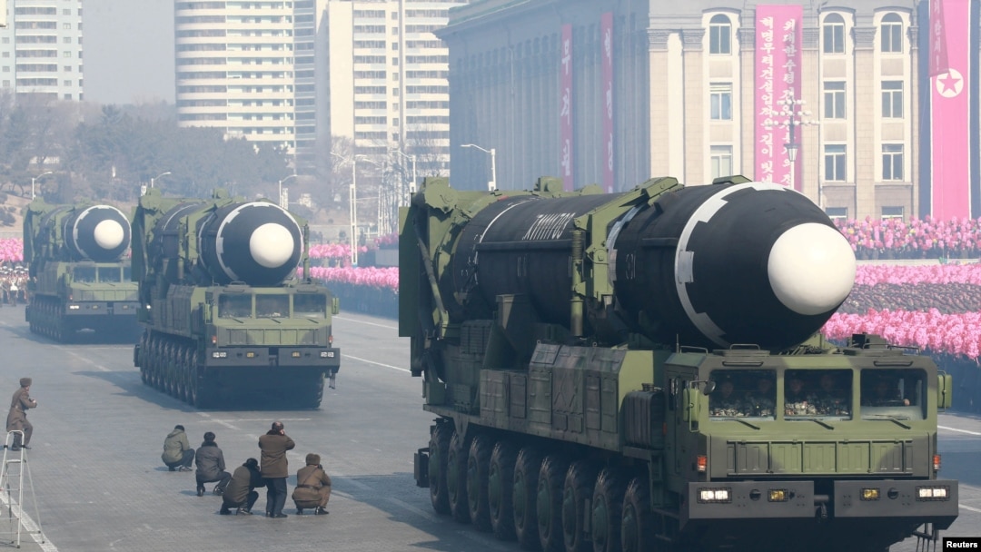 북한이 지난 2018년 2월 건군절 70주년 열병식에서 공개한 화성-15형 탄도미사일과 이동식발사차량. (자료사진)