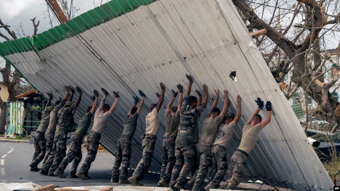 Esta foto proporcionada por el ejército francés muestra a soldados levantando una barrera derrumbada en Mayotte, en el Océano Índico, el miércoles 18 de diciembre de 2024, mientras el ciclón del sábado fue la tormenta más mortal que azotó el territorio en casi un siglo.