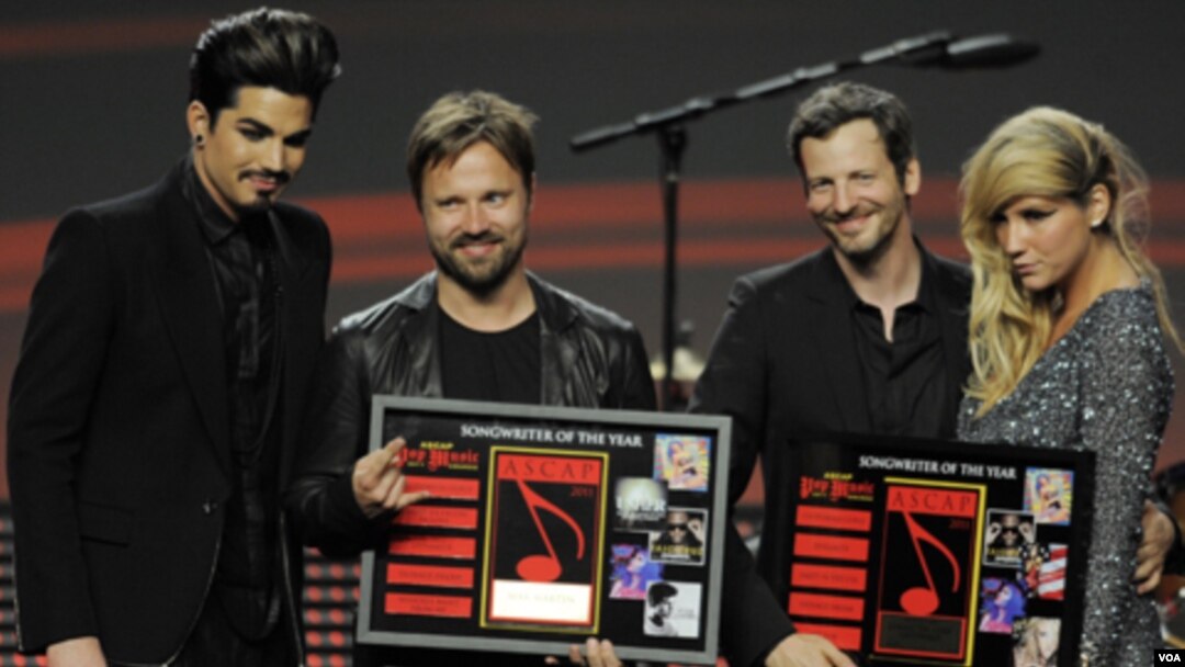 Maz Martin, Lukasz "Dr. Luke" Gottwalk, los compositores del año, con los cantantes Adam Lambert y Ke$ha, después de recibir sus premios.