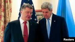 Jon Kerri Ukraina Prezidenti Petro Poroshenko bilan Myuxenda so'zlashmoqda. 13-fevral, 2016-yil.