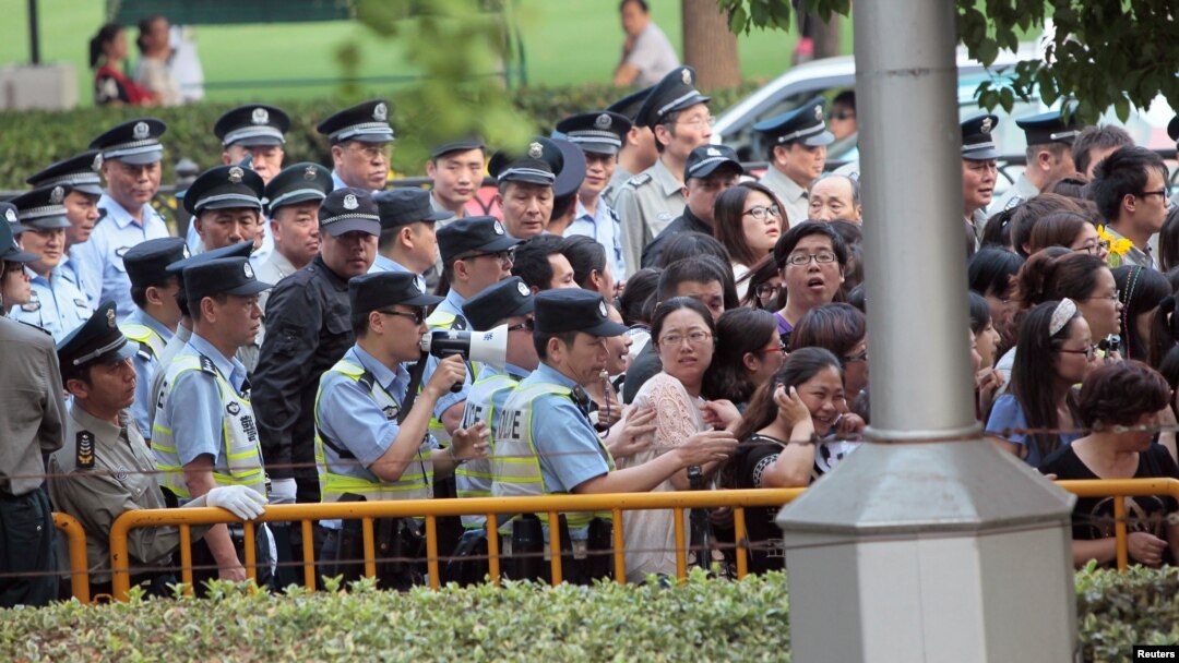 中國警察試圖驅散聚集在上海第17屆國際電影節開幕式外的粉絲。 （2015年6月14日）