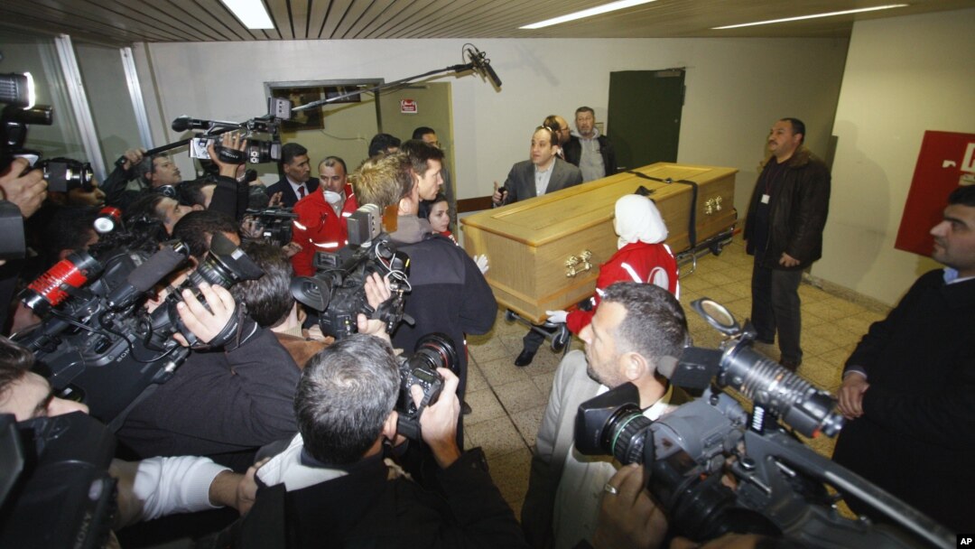 Jurnalistlar fransuz fotomuxbir Remi Oshli tobuti Damashq kasalxonasidan olib chiqilayotgan damda. 2012-yil mart. Suriya. 