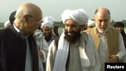 Mulla Muhammad Hasan Oxun (sallada) Pokiston Tashqi ishlar vaziri Sartaj Aziz bilan Islomobod yaqinida (24-avgust)