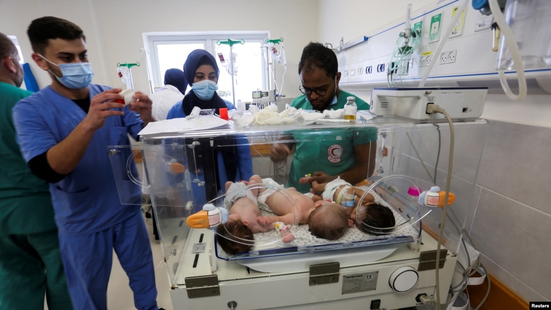 Médicos palestinos atienden a bebés prematuros que fueron evacuados del hospital de Al Shifa, en la Franja de Gaza, al hospital Emiratos de Rafah, en el sur del enclave, el 19 de noviembre de 2023.