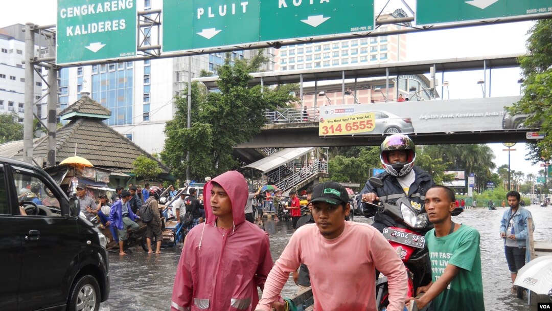 Heavy flooding has made roads impassable in Jakarta, Indonesia, Feb. 10, 2015. (A. Lala/VOA)