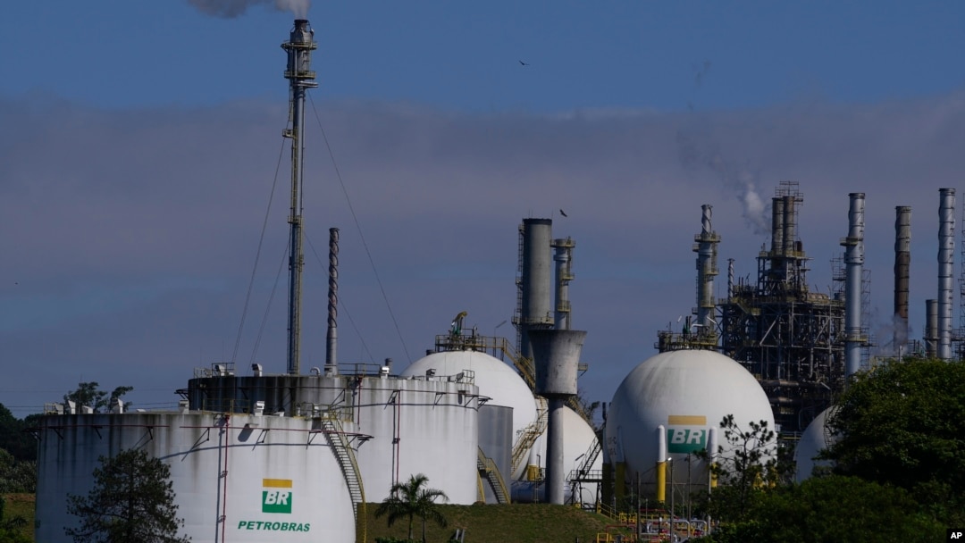 ARCHIVO: La refinería de Capuava, propiedad de Petrobras, en Maui, en las afueras de Sao Paulo, Brasil, el 6 de noviembre de 2023. (AP Foto/Andre Penner, Archivo).