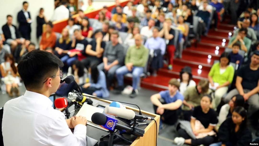 香港親民主活動人士黃之鋒在德國洪堡大學對學生們講話。（2019年9月11日） 