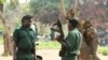 Nesta foto de arquivo, ex-guerrilheiros da Renamo (J. Jackson/VOA) 