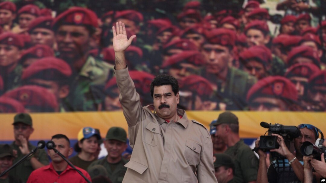 El presidente venezolano, Nicolás Maduro, saluda a sus seguidores y les promete una denuncia formal de la oposición ante organismos internacionales.