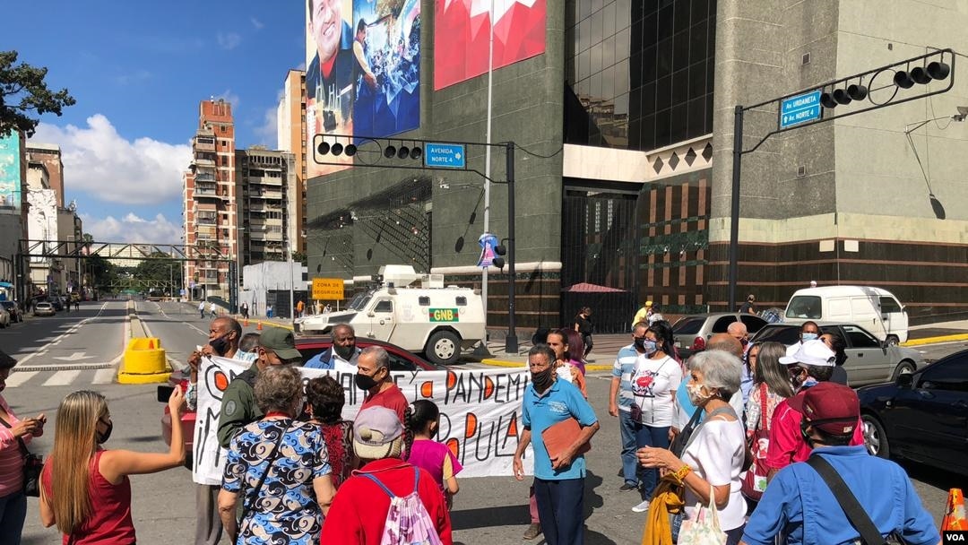 Trabajadores y jubilados protestan en el centro de Caracas, cerca del Palacio Presidencial. Caracas, Venezuela. Diciembre 16, 2020. Foto: [Álvaro Algarra /VOA]