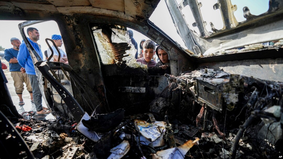 Personas inspeccionan el lugar donde fueron asesinados los trabajadores de World Central Kitchen en Deir al-Balah, Franja de Gaza, el 2 de abril de 2024.