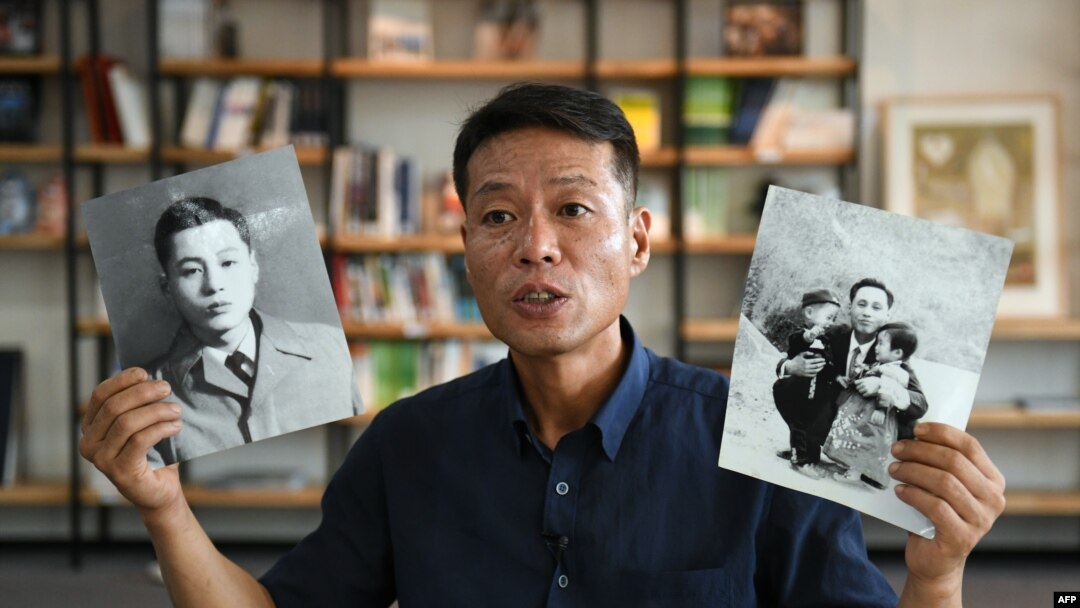 ‘1969년 대한항공 여객기 납치피해자 가족회’ 황인철 대표가 지난 2018년 8월 언론과의 인터뷰에서 북한에 납치된 아버지의 사진을 들고 있다.