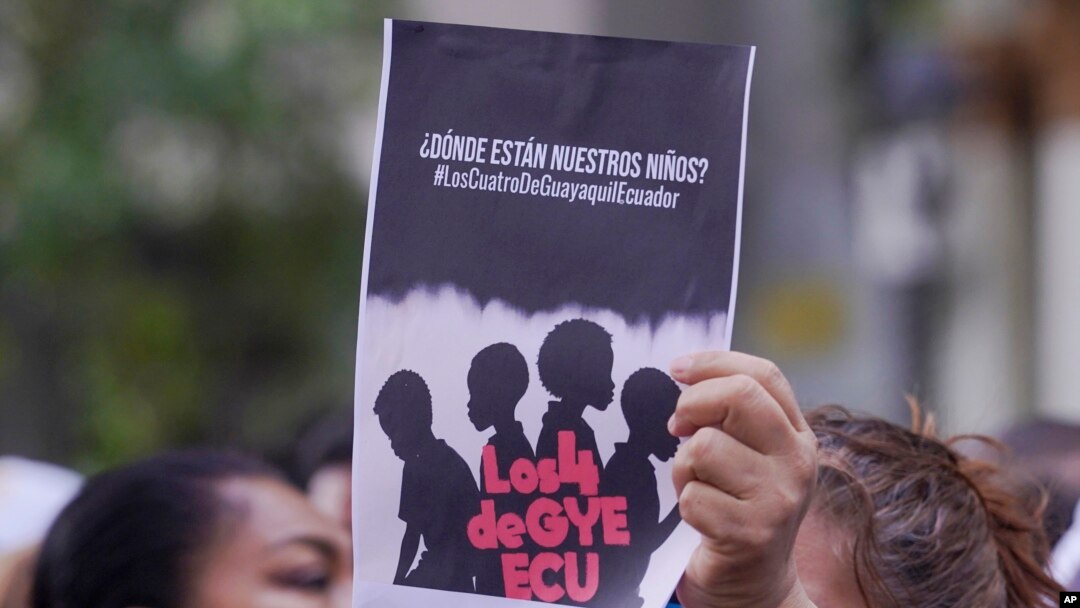 La gente protesta frente a la Fiscalía por la desaparición de cuatro niños que fueron vistos por última vez el 8 de diciembre de 2024 huyendo de un convoy militar en Guayaquil, el lunes 23 de diciembre de 2024. 