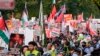 Los manifestantes marchan durante una manifestación cerca de la Convención Nacional Demócrata el 22 de agosto de 2024, en Chicago.