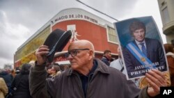 Simpatizantes del presidente de Argentina, Javier Milei, llegan al estadio para la presentación del libro ”Capitalismo, socialismo y la trampa neoclásica” en Buenos Aires, Argentina, el miércoles 22 de mayo de 2024.