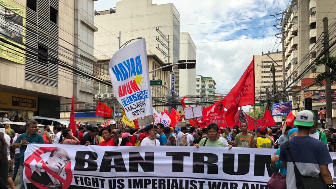 Waandamanaji mjini Manila wakiwa wanaelekea Ubalozi wa Marekani kupinga ziara ya Rais Trump nchini Ufilipino alipowasili kuhudhuria mikutano ya viongozi wa Bara la Asia na Marekani.