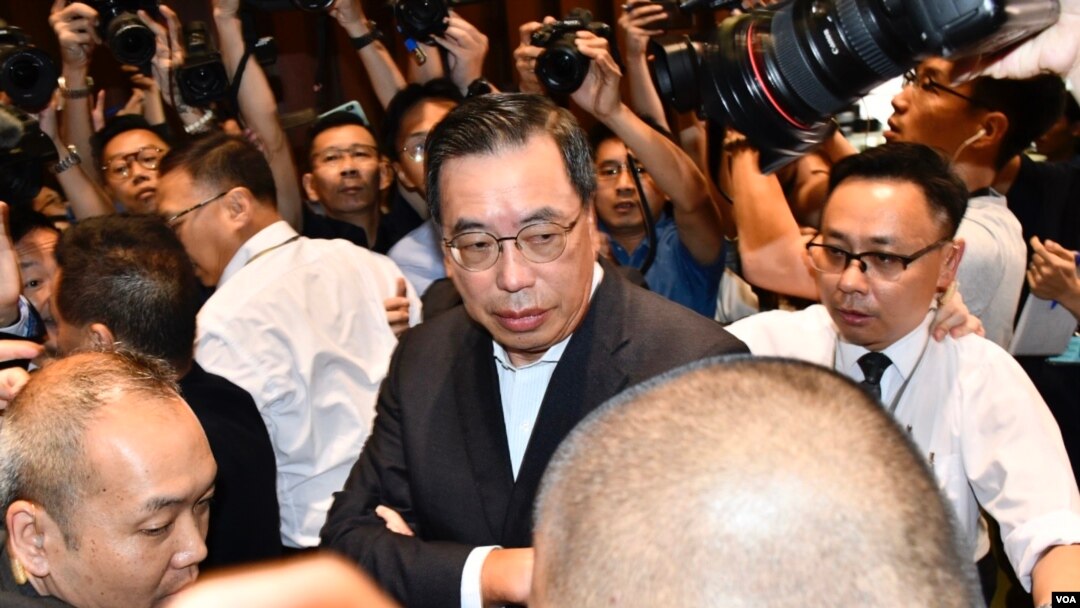 香港立法會主席梁君彥宣布6月20日表決逃犯條例修訂草案後,被多名民主派議員包圍抗議。(美國之音湯惠芸攝)