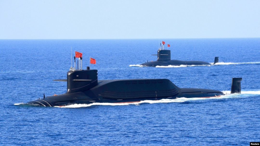 中國海軍一艘094A型晉級彈道飛彈核潛艦在南中國海參加海軍檢閱。 （資料照片：2018年4月12日）